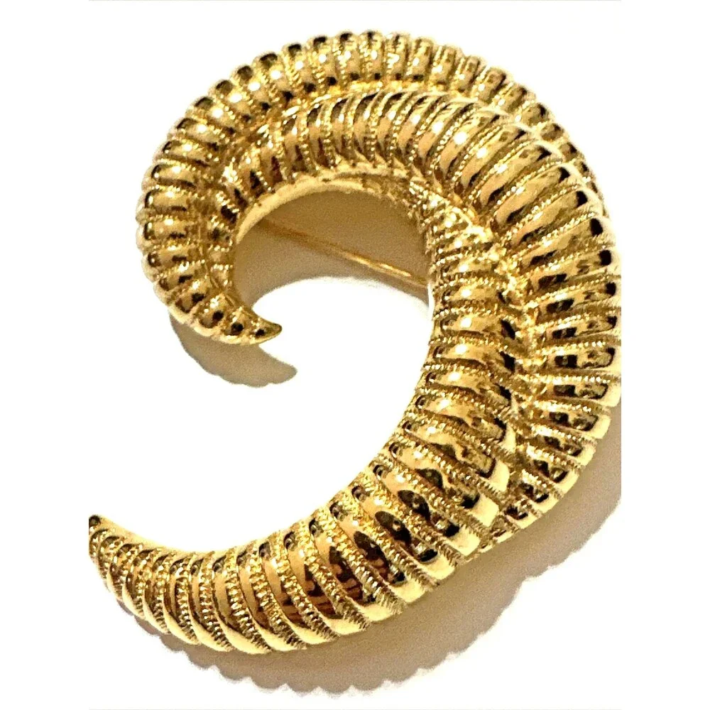 Vintage Monet Ribbed Swirl Brooch Gold Tone Textured Wave Pattern Pin 2.25